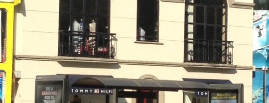 Tommy Hilfiger is one of Lieux qui ont plu à Carlos.