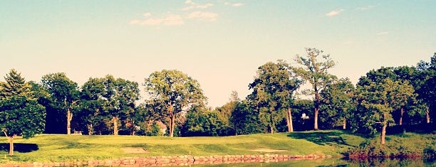 Minnesota Valley Country Club is one of Orte, die Ben gefallen.