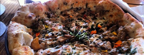 Honu Seafood & Pizza is one of Posti che sono piaciuti a Mary Frances.