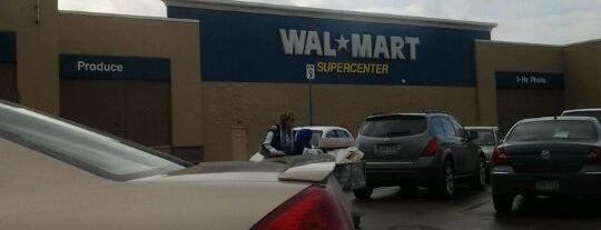 Walmart Supercenter is one of Lieux qui ont plu à Julie.