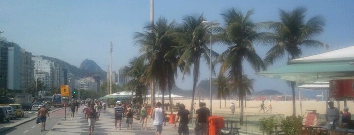 Пляж Копакабана is one of 31 cosas que no puedes perderte en Río de Janeiro.