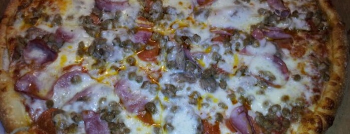 Carmine's Pizza is one of Locais curtidos por Angela.