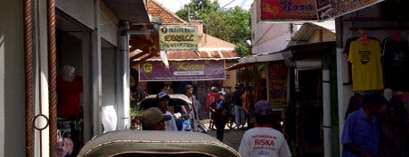 Kampung Batik Kauman is one of Belanja.