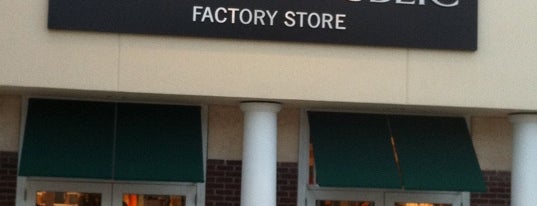 Banana Republic Factory Store is one of Derrick’s Liked Places.