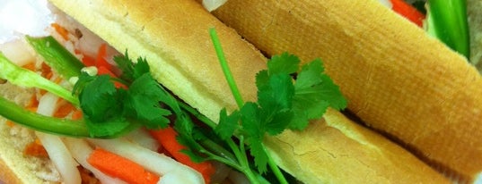 Lee's Sandwiches is one of Lugares favoritos de Rayann.