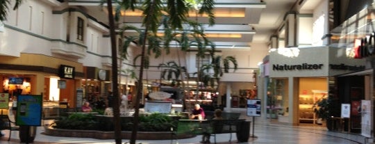Boulevard Mall is one of Locais curtidos por Owl.