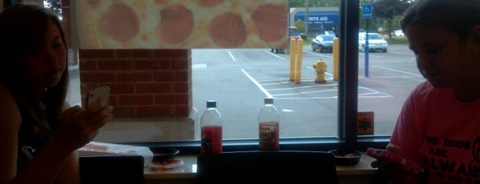 Little Caesars Pizza is one of Lugares favoritos de Dave.