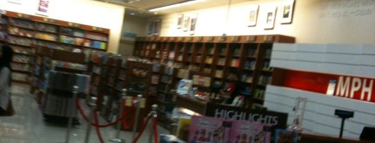 MPH Bookstores is one of ꌅꁲꉣꂑꌚꁴꁲ꒒さんのお気に入りスポット.