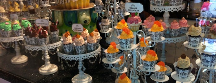 PINKITZEL Cupcakes & Candy is one of Tempat yang Disimpan Ashlen.