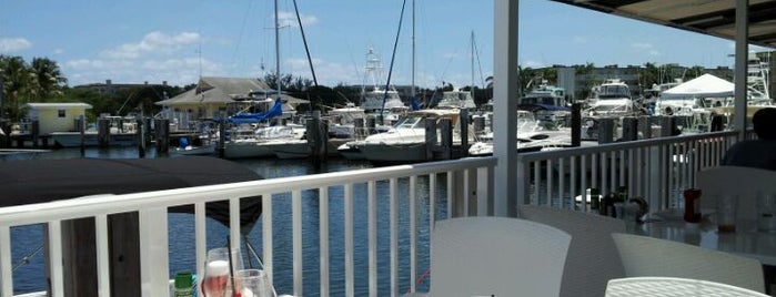 The Nauti Dawg Marina Cafe is one of Locais salvos de Kamila.