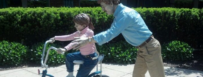 Dad and Daughter Bicycle Statue is one of SU MA.