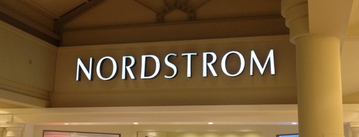 Nordstrom is one of Dainaさんのお気に入りスポット.