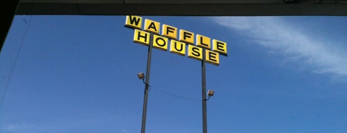 Waffle House is one of สถานที่ที่ Heath ถูกใจ.