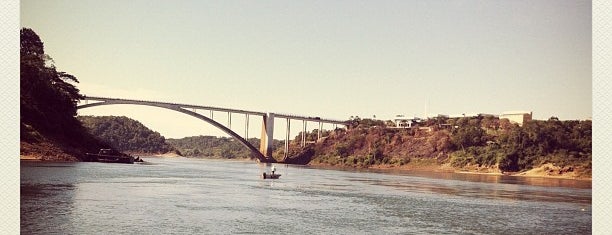 Puente Internacional de la Amistad is one of Lugares Turísticos del Paraguay.