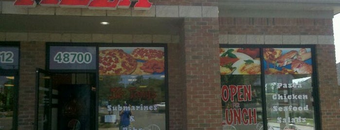 Sorrento Pizza is one of Chelle's spots.