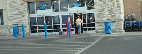 Walmart Supercenter is one of Posti che sono piaciuti a Trish.