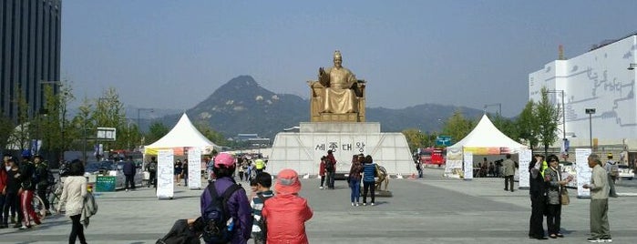 Площадь Кванхвамун is one of Guide to SEOUL(서울)'s best spots(ソウルの観光名所).