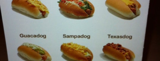 The Dog Is Hot is one of Sandwich, hamburguesas y otras cosas rápidas.