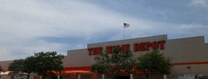 The Home Depot is one of Mindyさんのお気に入りスポット.