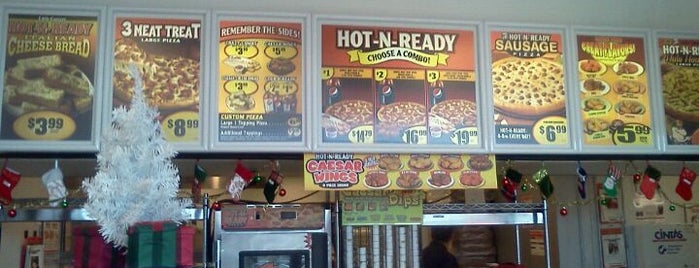 Little Caesars Pizza is one of Lugares favoritos de Eve.