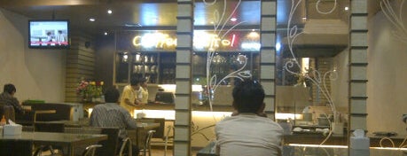 Coffee Bistro Waroeng & Teppanyaki is one of Restaurant and Cafe (Batam).