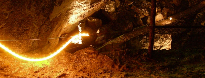 Magurata Cave is one of 100 национални туристически обекта.