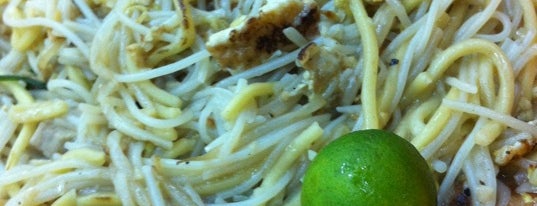 Original Serangoon Fried Hokkien Mee is one of Posti che sono piaciuti a Andrew.