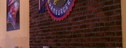 Fuddruckers is one of Topさんのお気に入りスポット.