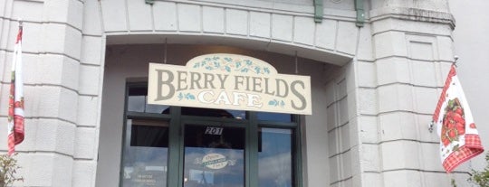 Berry Fields Cafe is one of สถานที่ที่บันทึกไว้ของ Rob.