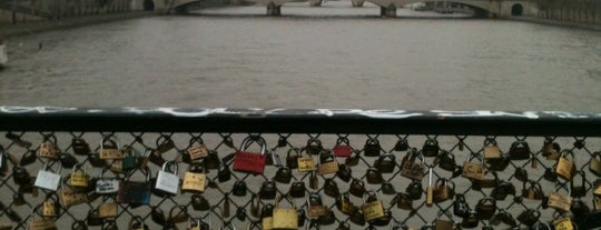 Мост Искусств is one of 10 best romantic spots to shoot in Paris.
