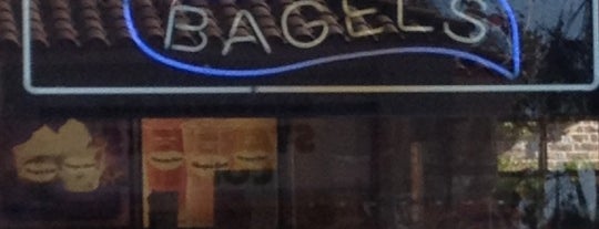 Bruegger's Bagel is one of Tempat yang Disukai Andrew.