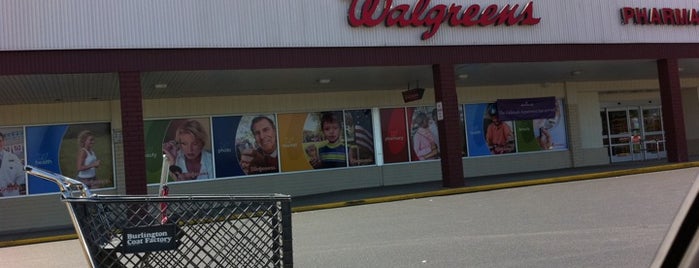 Walgreens is one of Lugares favoritos de Matthew.