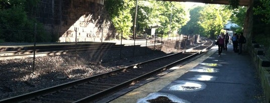 Wellesley Square Commuter Rail Station is one of Lugares favoritos de Tristan.