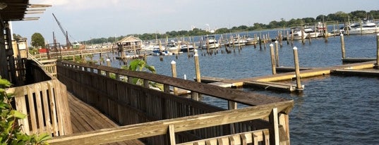 The Deck at Harbor Pointe is one of Lugares favoritos de Ian.