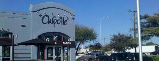 Chipotle Mexican Grill is one of Tempat yang Disukai Savannah.