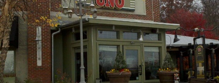 Uno Pizzeria & Grill is one of Locais curtidos por Reony.