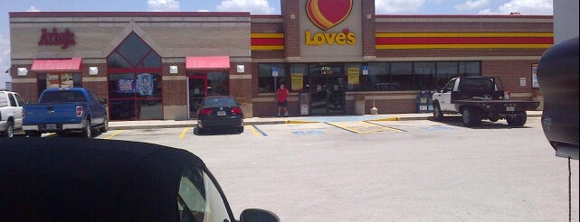 Love's Travel Stop is one of Lugares favoritos de Sylvia.