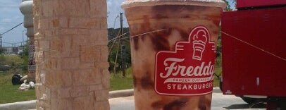 Freddy's Frozen Custard & Steakburgers is one of Locais curtidos por Cindy.