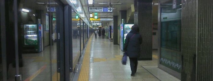 シンダン駅 is one of Subway Stations in Seoul(line1~4 & DX).