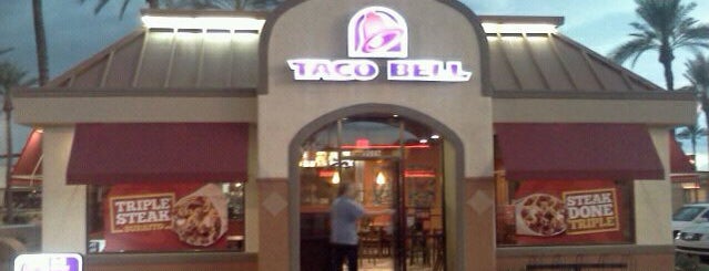 Taco Bell is one of Tempat yang Disukai Cheearra.