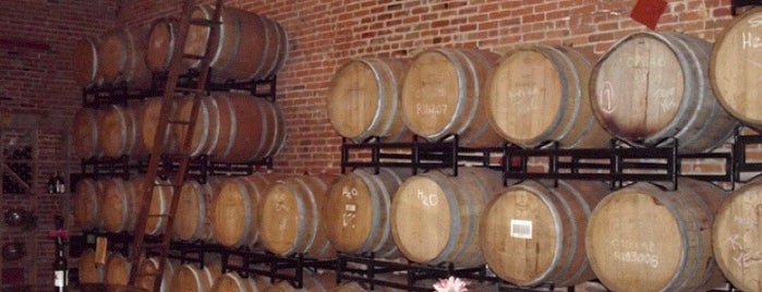 Stone Cliff Winery is one of Lugares favoritos de Mike.