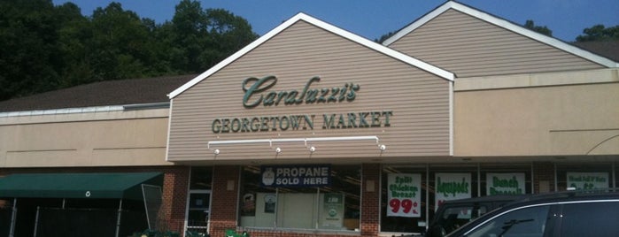 Caraluzzi's Georgetown Market is one of Tempat yang Disukai Ian.