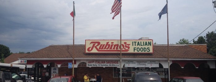 Rubino's Imported Italian Food is one of สถานที่ที่ David ถูกใจ.