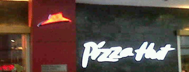 Pizza Hut is one of สถานที่ที่ Squaw✌👣👻✈ ถูกใจ.