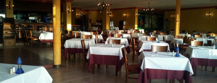 Restaurante Alfonso's is one of Tempat yang Disukai Carl.