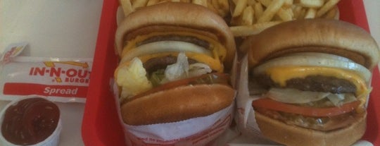 In-N-Out Burger is one of Lugares favoritos de Julie.