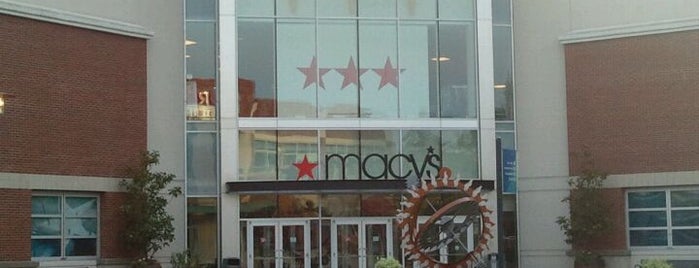 Macy's is one of Tempat yang Disukai Cristina.