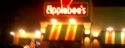 Applebee's Grill + Bar is one of Tempat yang Disukai Kandi.
