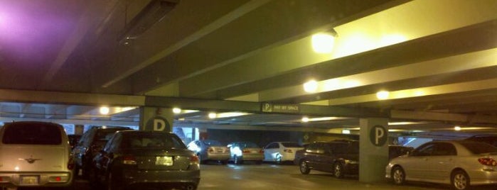 UCLA Parking Structure 2 is one of Posti che sono piaciuti a Dee.