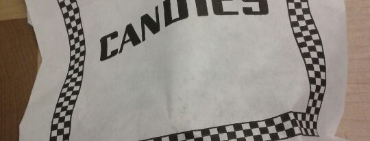 See's Candies is one of สถานที่ที่ Ryan ถูกใจ.